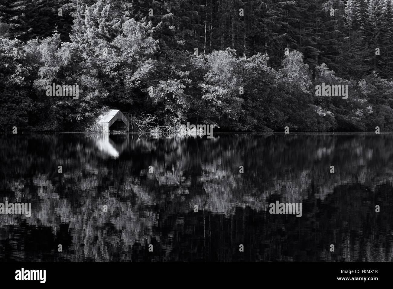 Une image prise de la célèbre à bateaux sur Loch Ard, qui se reflète dans les eaux du Loch de bas Banque D'Images