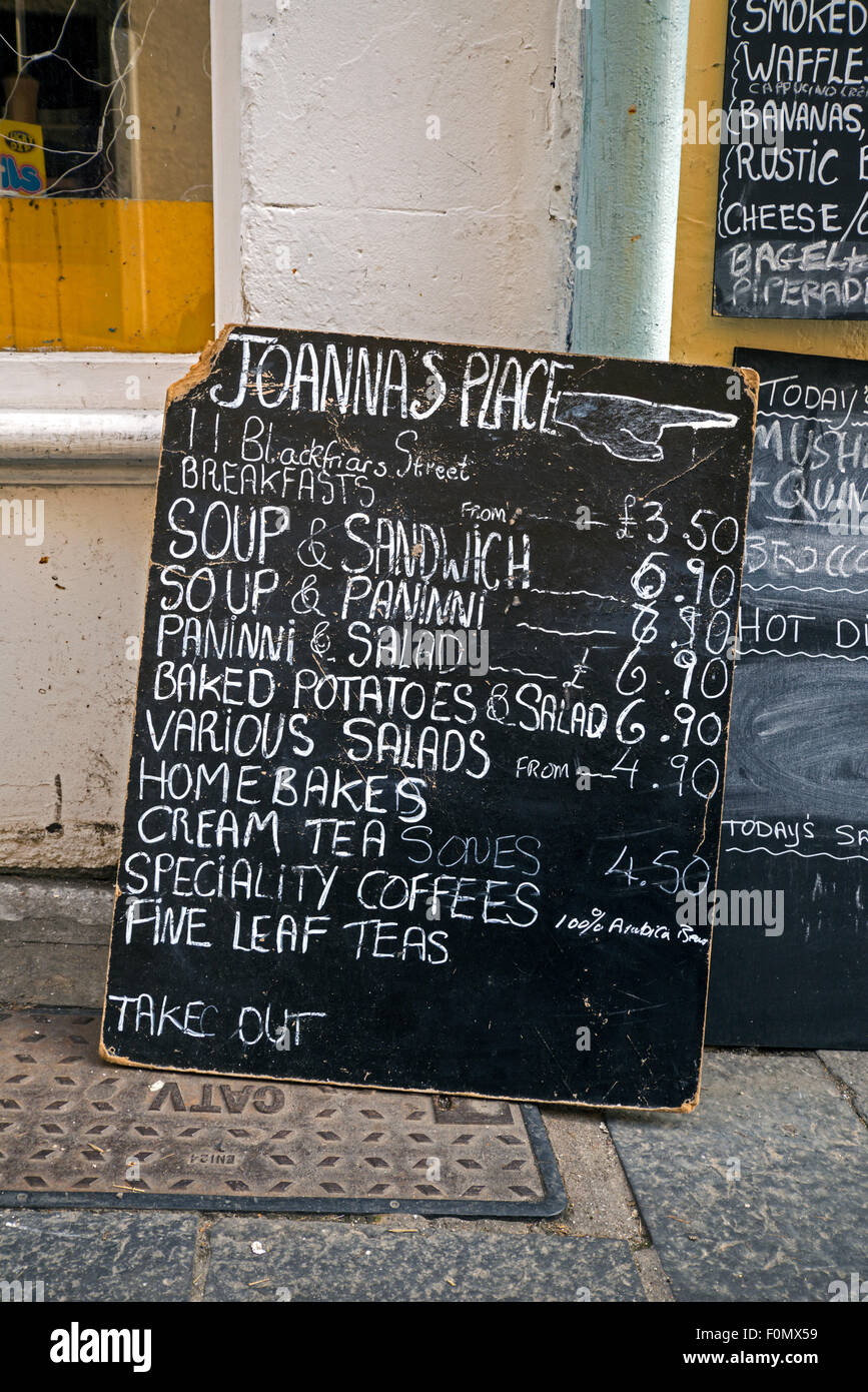 Le menu sur le tableau situé à l'extérieur Joanna's Place en Blackfriars Street dans la vieille ville d'Édimbourg. Banque D'Images