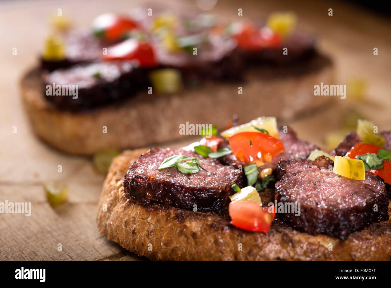 Spicy Meatball sandwich avec tomates, concombres et basilic Banque D'Images