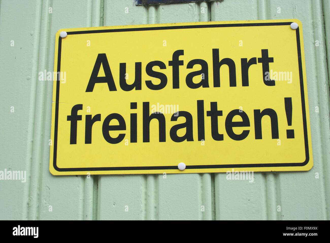 Ausfahrt freihalten (bloc de 'ne pas quitter") panneau jaune, de l'Allemagne. Banque D'Images