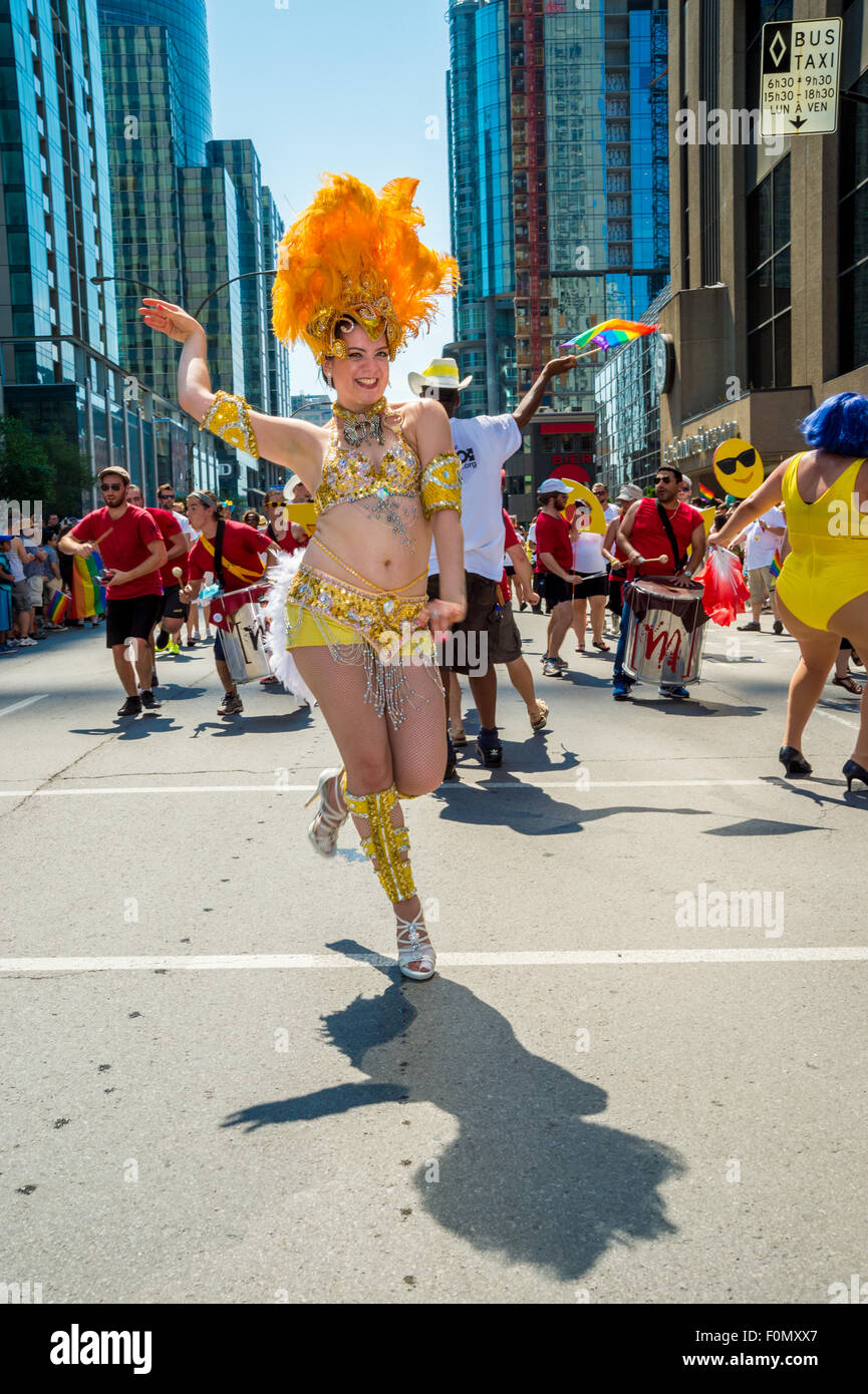 Montréal, Canada, 16 août 2015. Une danseuse de cabaret s'exécute de la Gay Pride Parade 2015 à Montréal. © Marc Bruxelles/Alamy Live News Banque D'Images