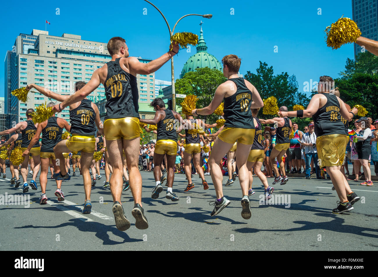 Montréal, Canada, 16 août 2015. Un groupe de danseurs de la scène gay sont à la Gay Pride Parade 2015 à Montréal. © Marc Bruxelles/Alamy Live News Banque D'Images