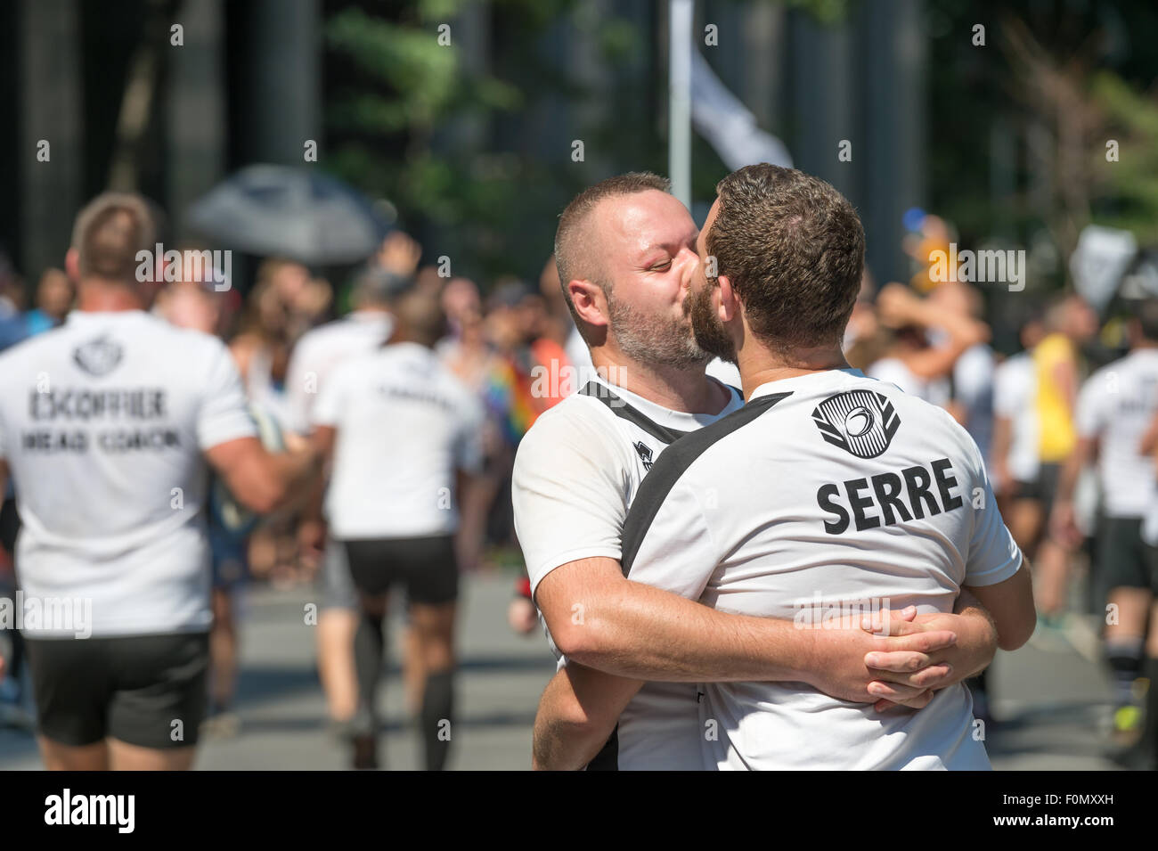 Montréal, Canada, 16 août 2015. Deux hommes de l'équipe de rugby gay s'embrassent à la Gay Pride Parade 2015 à Montréal. © Marc Bruxelles/Alamy Live News Banque D'Images