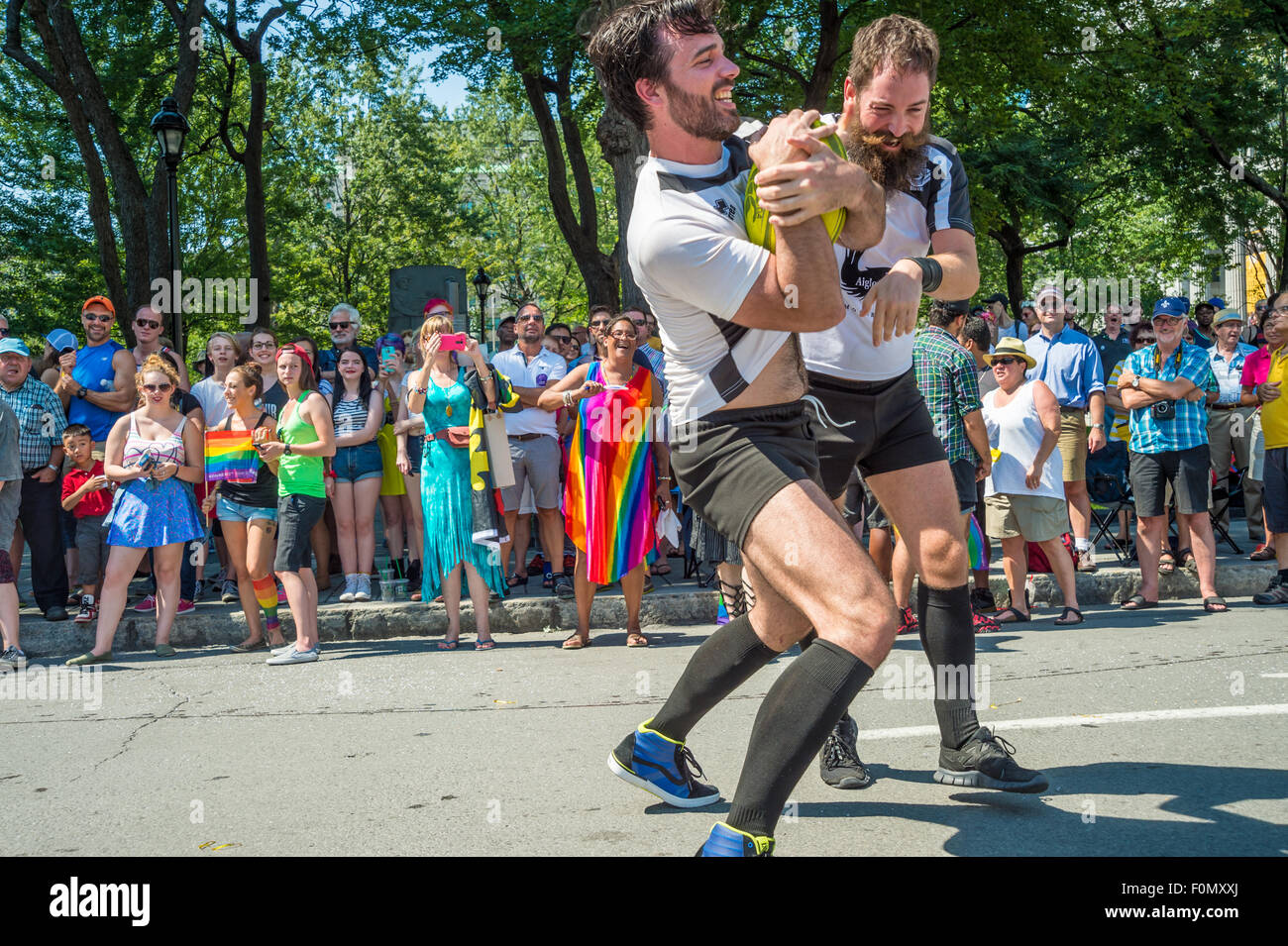 Montréal, Canada, 16 août 2015. Deux joueurs de rugby gay se battent pour la balle à la Gay Pride Parade 2015 à Montréal. © Marc Bruxelles/Alamy Live News Banque D'Images