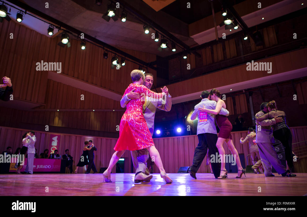 Buenos Aires, Argentine. Août 18, 2015. La concurrence dans l'danseurs Tango 'STAGE' catégorie au cours de l'épreuve de qualification du tournoi de danse de tango, dans la ville de Buenos Aires, capitale de l'Argentine, le 18 août, 2015. Sept cents des couples de 43 pays ont pris part à l'Organisation mondiale de la danse Tango tournoi dans le 'STAGE' et 'Salon Tango Tango' catégories. © Martin Zabala/Xinhua/Alamy Live News Banque D'Images