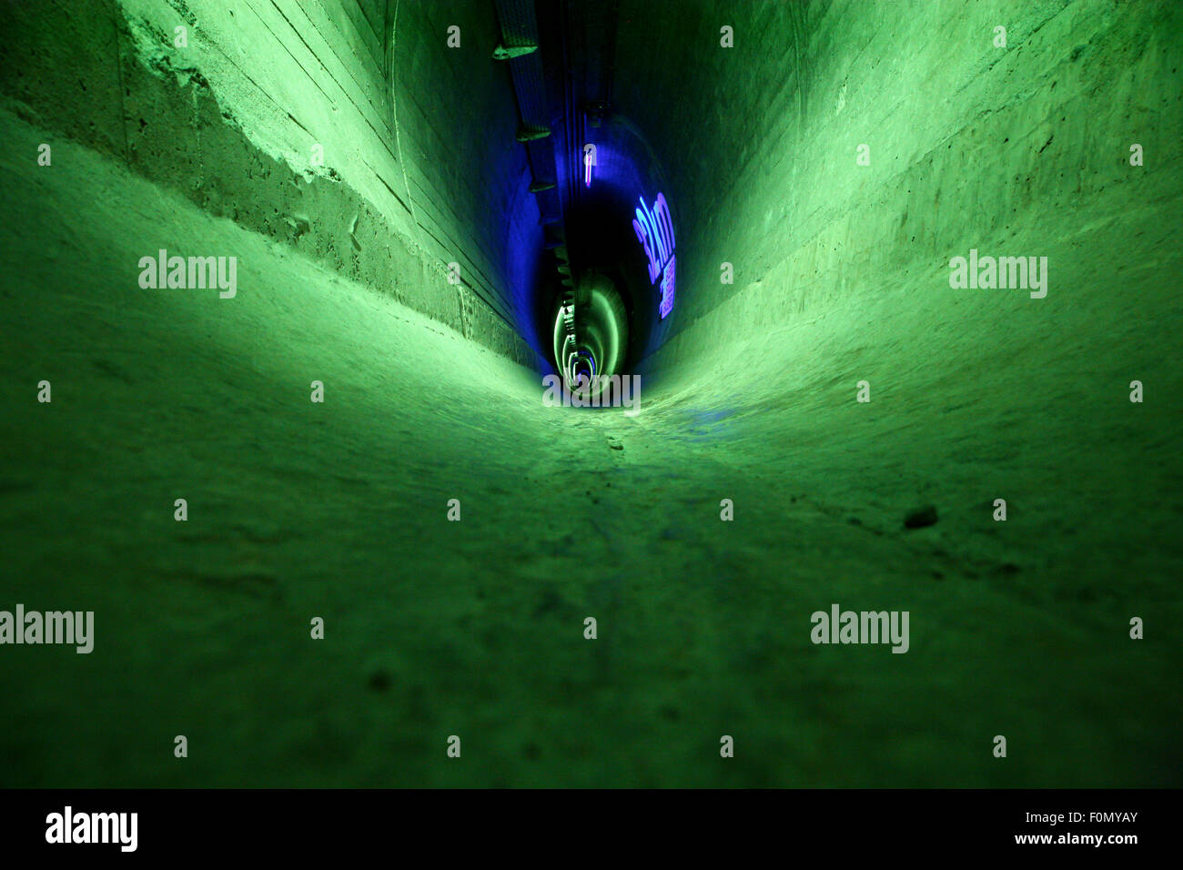 Les petits tunnels vert à l'intérieur du grand barrage de Grande-Dixence Banque D'Images