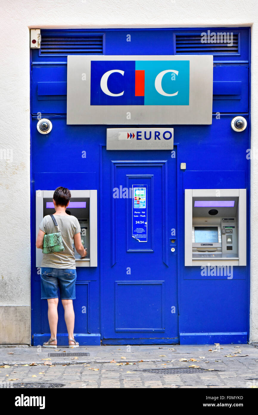Femme à l'aide d'euros cash machine ATM en France exploité par le Crédit Industriel et Commercial (CIC) Banque Aix en Provence Provence Sud de la France Banque D'Images