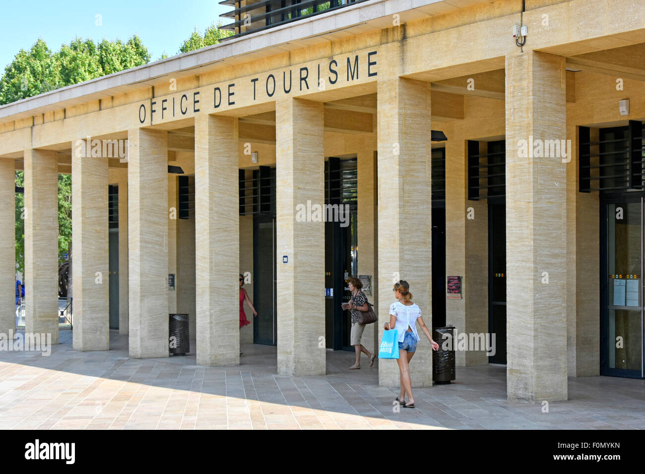 Les personnes à l'ombre à côté de la colonnade passage Way à l'extérieur de  l'Office de Tourisme fournit des services d'information aux touristes  français à Aix en Provence France Photo Stock -