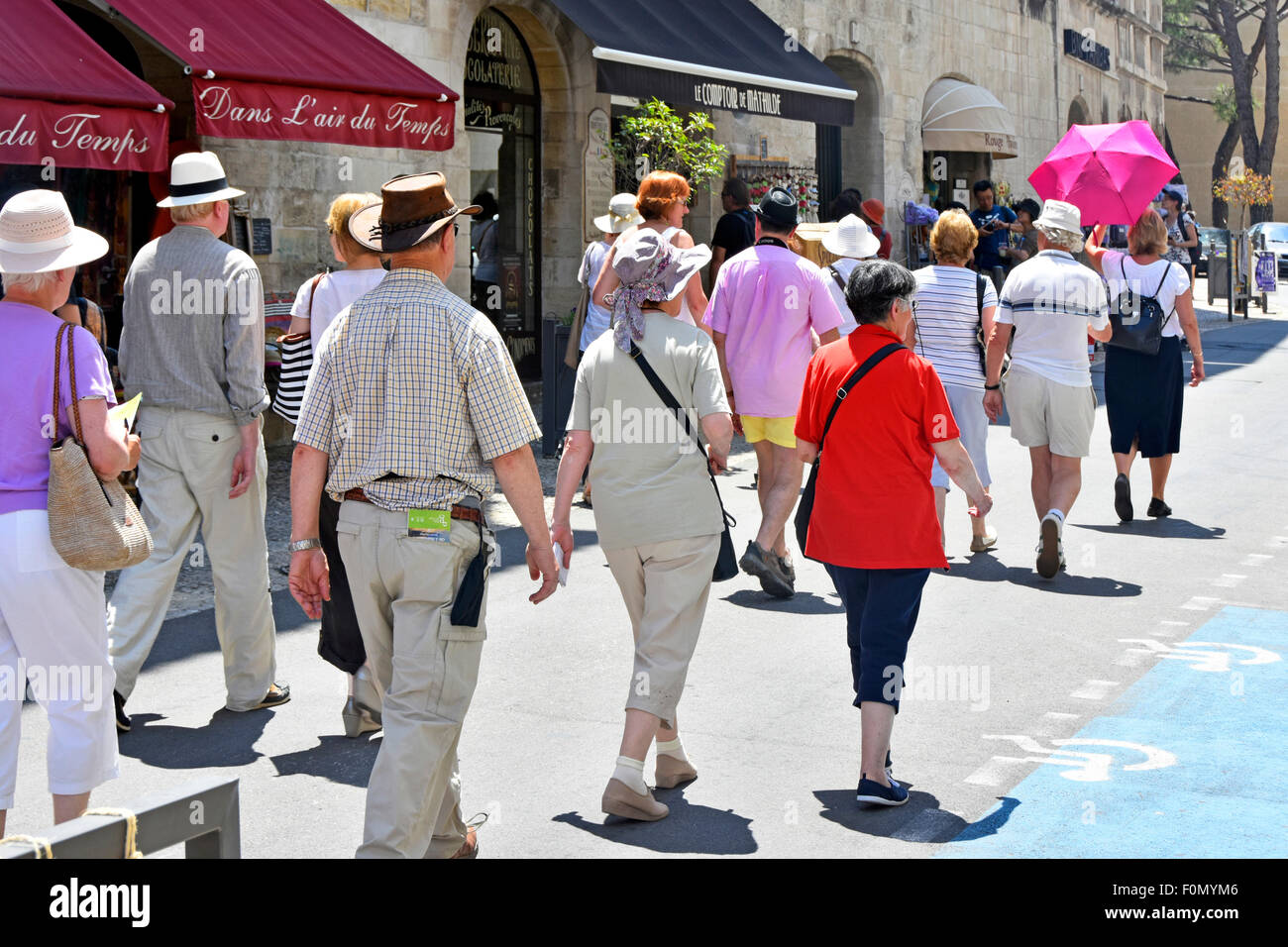 Avignon France Provence guide touristique tient un parapluie rose comme marqueur de localisation gardant le groupe de touristes ensemble sur la visite de la ville française visiter l'UE Banque D'Images