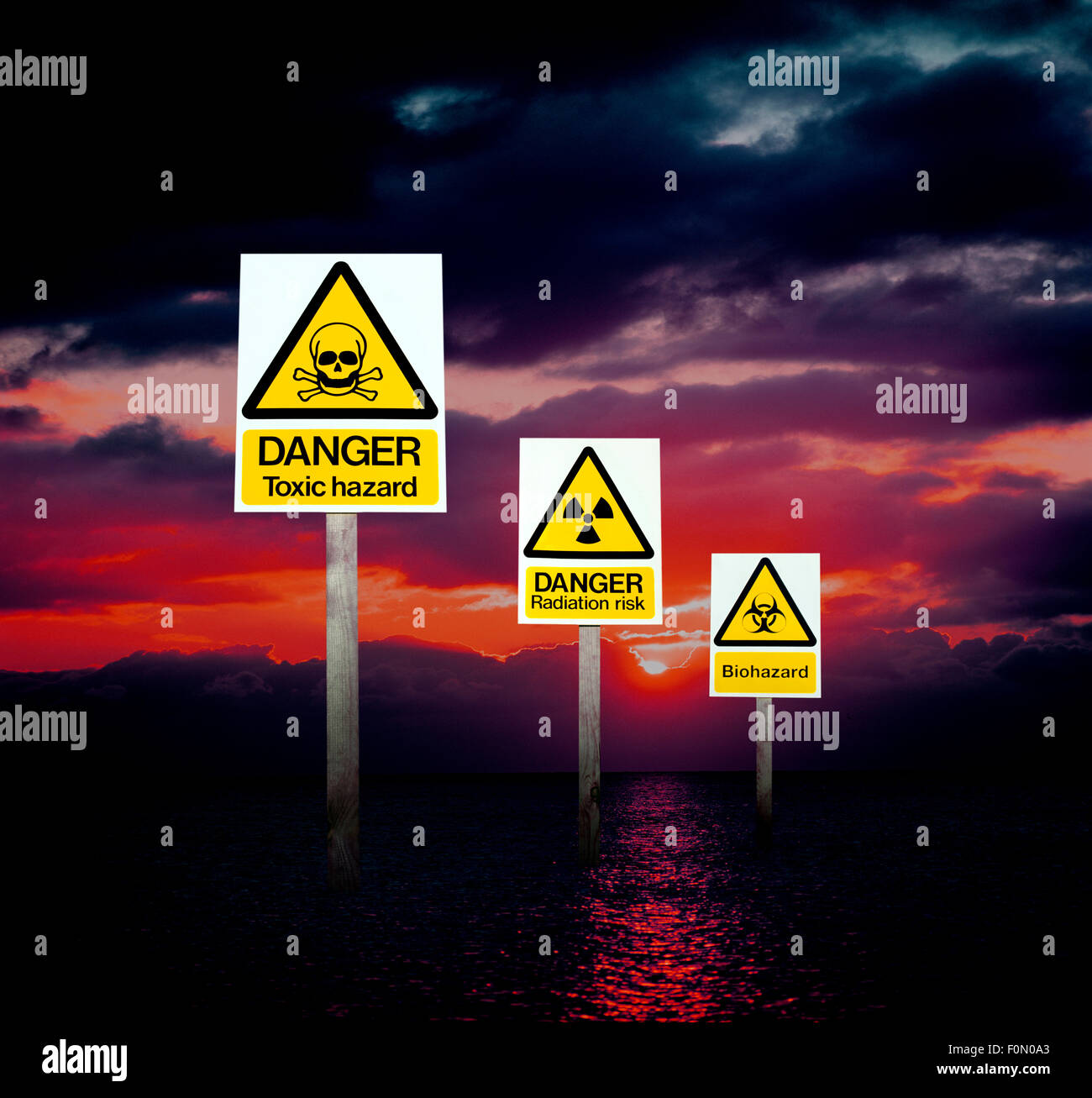Trois panneaux d'avertissement des dangers pour la santé et les dangers environnementaux dans une image numérique illustrant un monde de la pollution de l'air et de mer. Banque D'Images