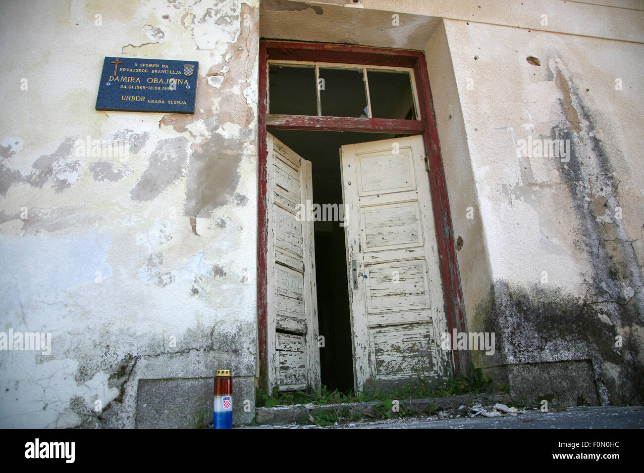 Signe de commémoration et de maison détruite comme guerre. La guerre d'Indépendance croate a été menée de 1991 à 1995. Banque D'Images