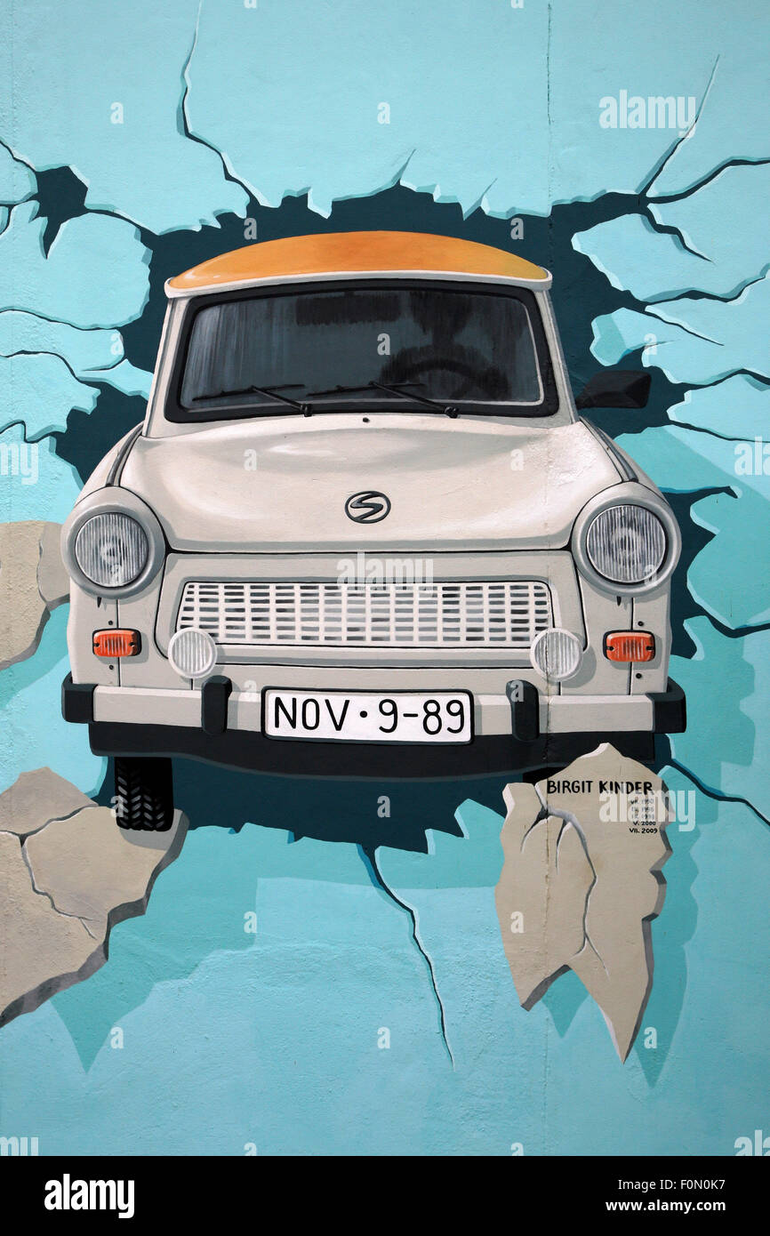 Fresque de voiture Trabant brisant au mur de Berlin East Side Gallery 7 août 2007 à Berlin. Banque D'Images