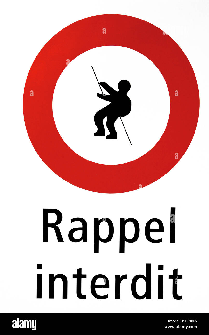 Panneau rouge disant alpinisme interdit dans ce domaine sur fond blanc, le texte est écrit en français. Rappel tous publics. Banque D'Images