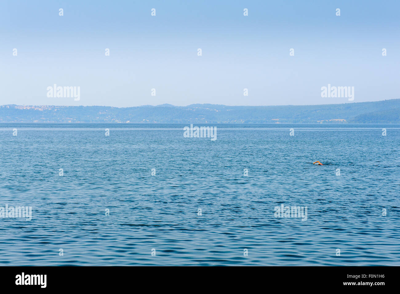 Une personne seule à big blue lake, seul avec copie espace Banque D'Images