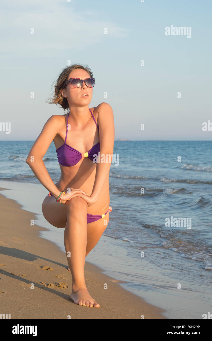 Pretty girl bikini beach Banque de photographies et d'images à haute  résolution - Alamy