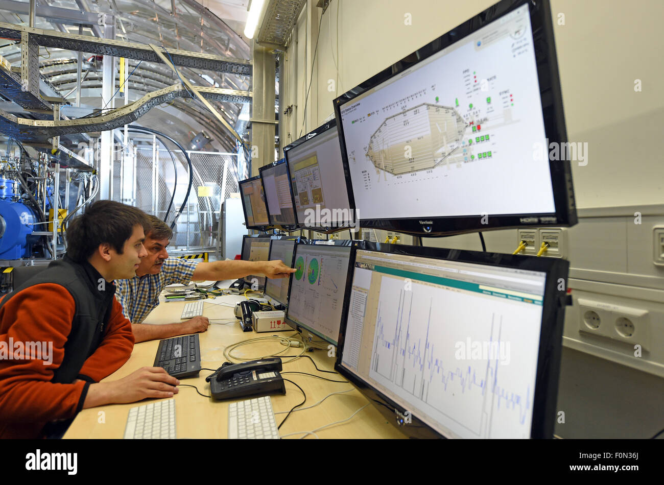 Karlsruhe, Allemagne. Août 17, 2015. Une station de contrôle de l'expérience de Karlsruhe Tritium Neutrino (Katrin), à l'Institut de technologie de Karlsruhe (KIT) à Karlsruhe, Allemagne, 17 août 2015. À 24 mètres de long, 10 mètres de diamètre et d'une surface intérieure de 800 mètres cubes, l'énorme réservoir cylindrique contient le plus grand espace vide sur la terre. À partir de l'année prochaine, les scientifiques de la trousse que vous voulez l'utiliser pour étudier les neutrinos. PHOTO : ULI DECK/DPA/Alamy Live News Banque D'Images