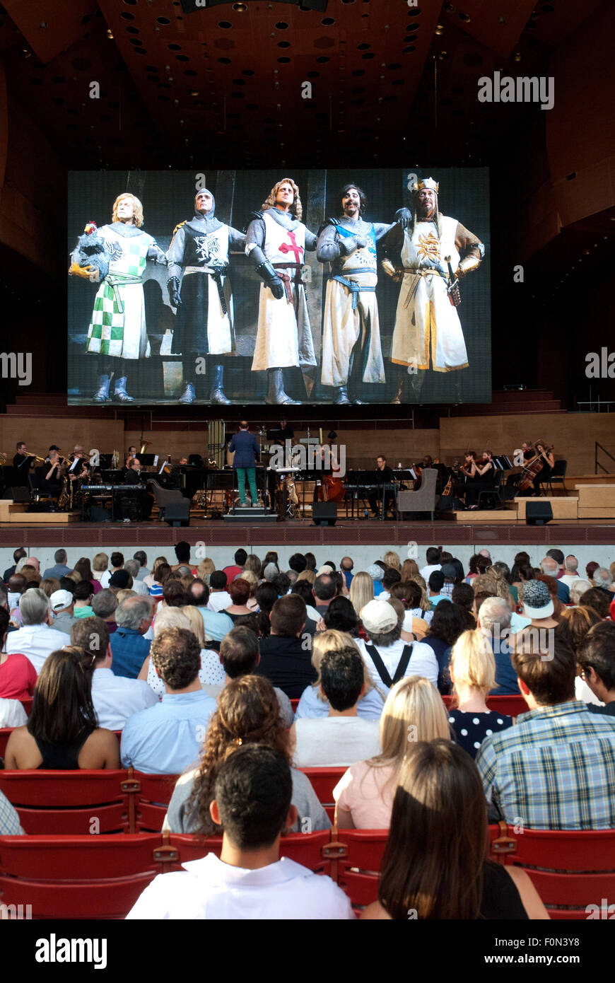 Chicago, Illinois, USA. Août 17, 2015. Dimanche, 17 août, Broadway dans Chicago ravi l'auditoire rassemblé dans le Millennium Park Chicago avec un essai de 10 comédies musicales qui seront à l'affiche dans la Windy City. Les représentations ont lieu au Pavillon Pritzker, une terrasse au coeur de Chicago. Janet Davies, journaliste sur ABC-TV était le maître de cérémonie pour la soirée. Un grand écran au-dessus de la scène ont montré la performance en direct, de sorte que les milliers de festivaliers théâtre pouvait voir le spectacle. Après l'hymne national, un hommage à Broadway a été montré à l'écran, suivie de performa Banque D'Images