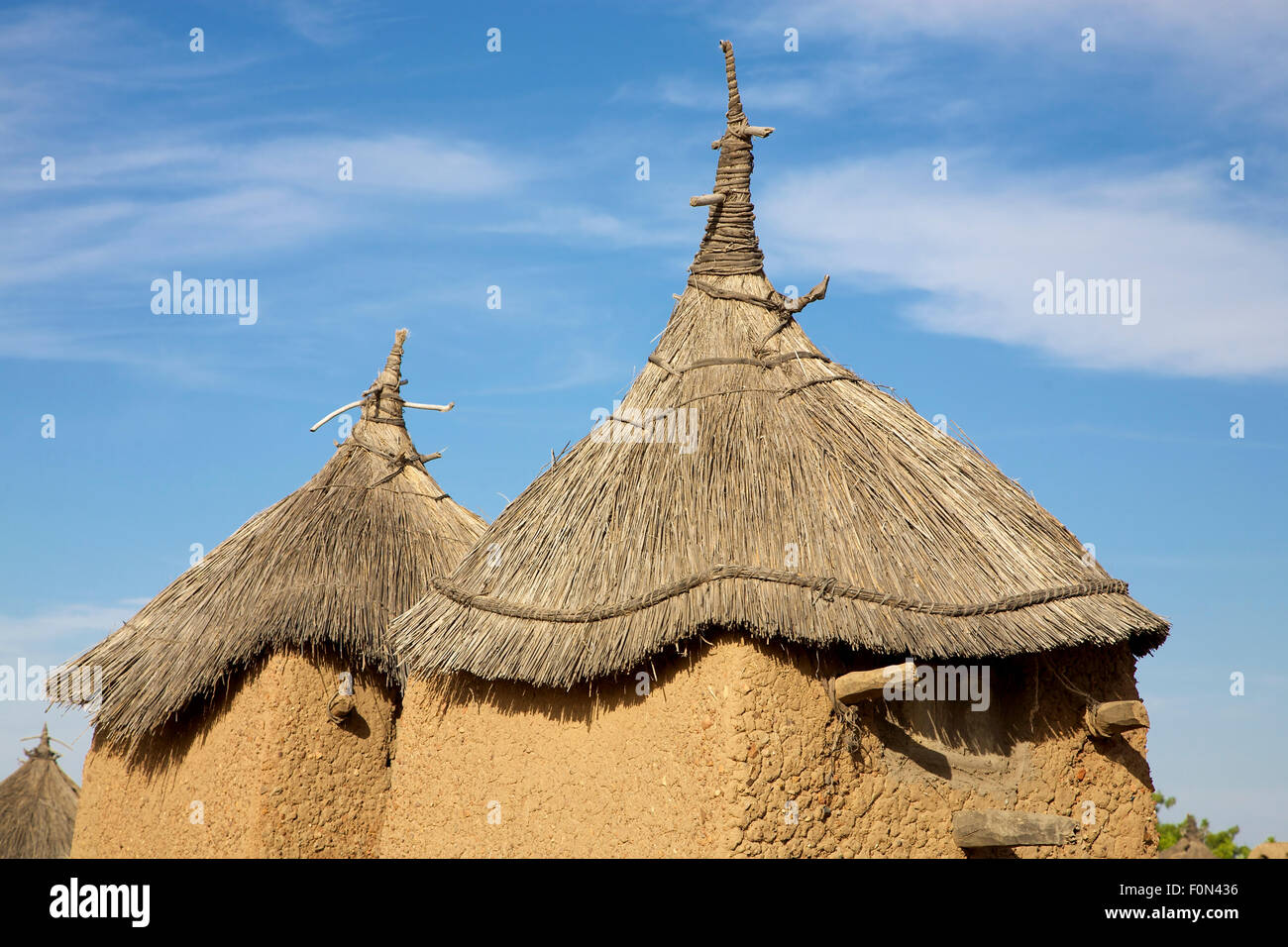 En Pisé traditionnel maisons Dogon (mâle et femelle) grenier grenier. Désigné comme site du patrimoine mondial de l'UNESCO Banque D'Images