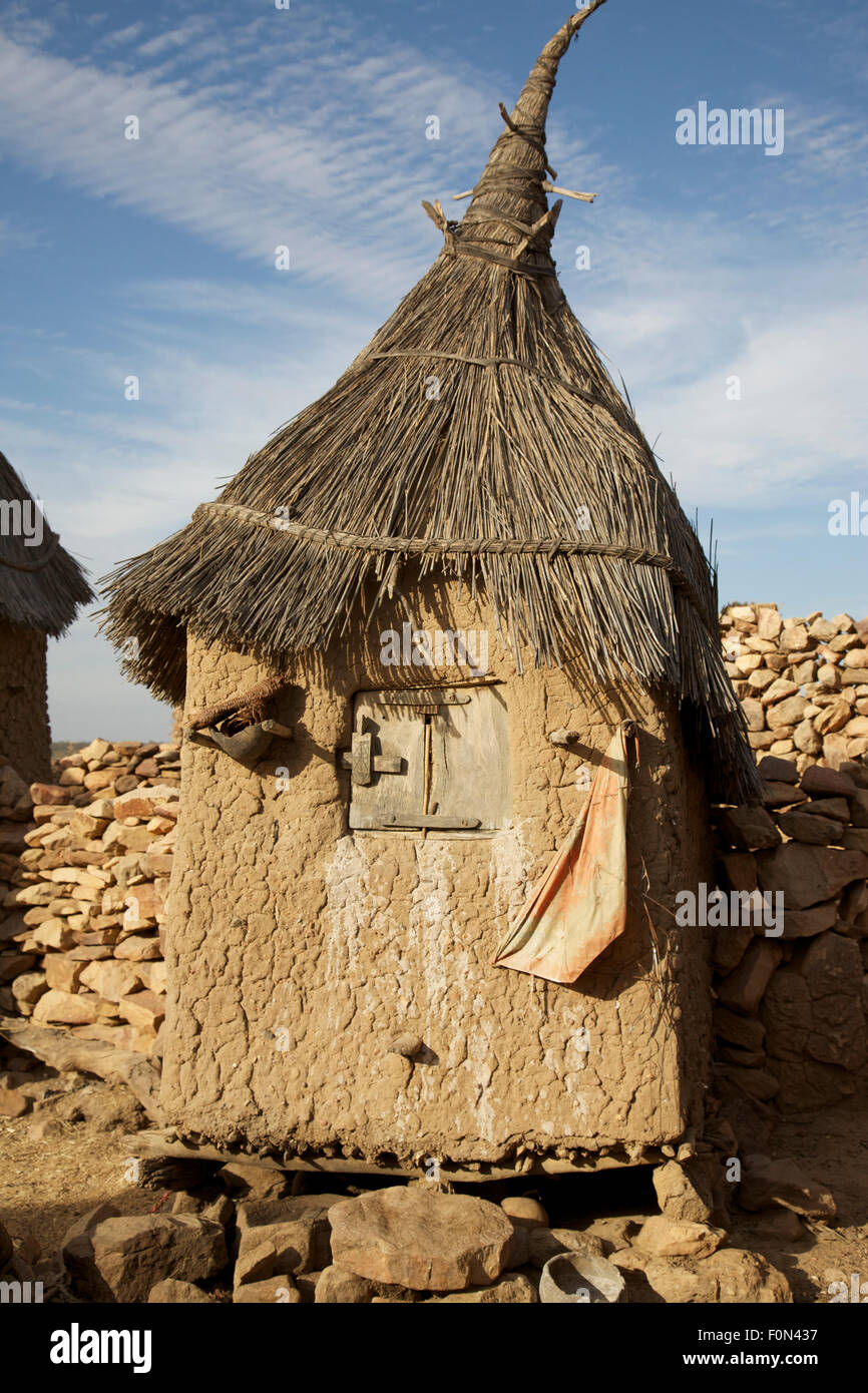 En Pisé traditionnel maisons Dogon (mâle et femelle) grenier grenier. Désigné comme site du patrimoine mondial de l'UNESCO Banque D'Images