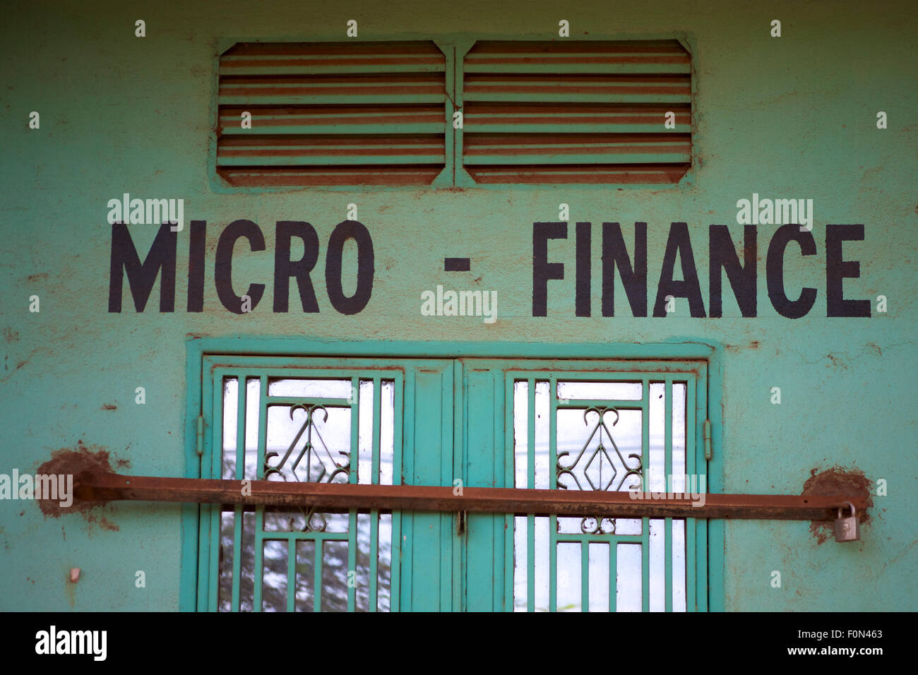 Serrure sur la porte de mirco-Crédit social à Mopti, au Mali Banque D'Images