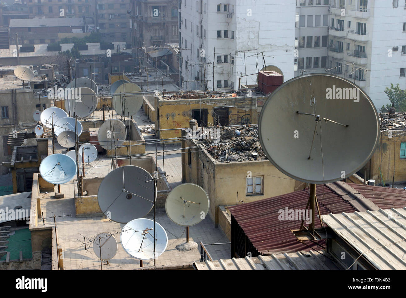 L'EGYPTE, LE CAIRE, Mars 20 : des antennes paraboliques sur les toits du Caire, 2005. Banque D'Images