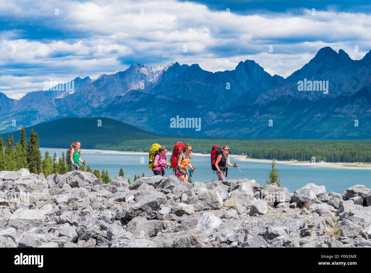 Un groupe de femmes backpackers près de Kananaskis Lake, Kananaskis, Alberta, Canada Banque D'Images