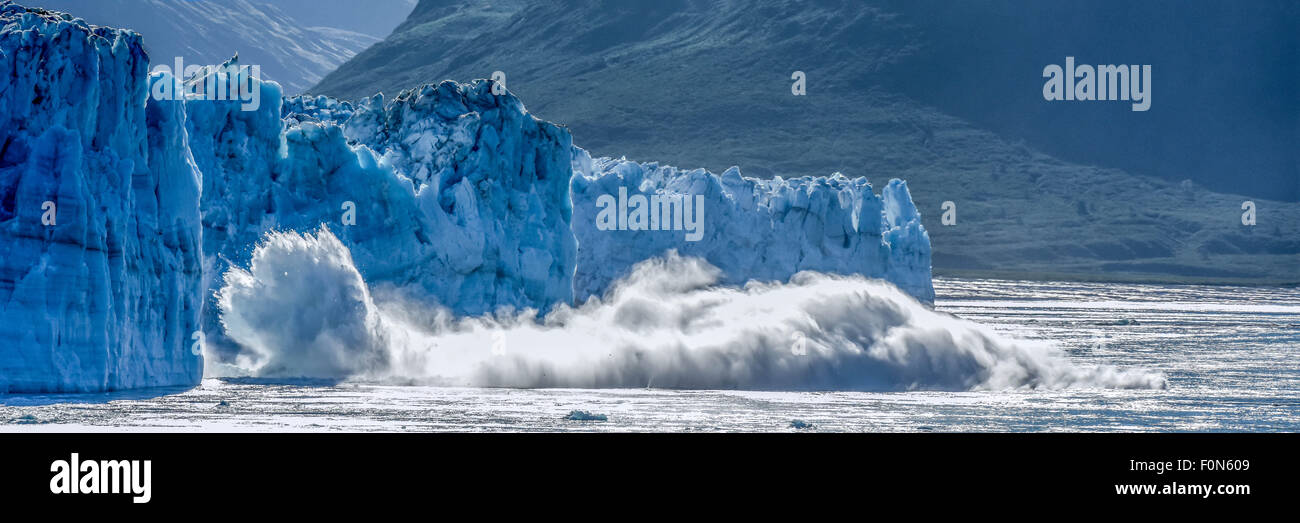 Croisière en Alaska - glacier vêlage - Hubbard - réchauffement de la planète et changement climatique - un iceberg en fonte des veaux - St. Elias Alaska - Yukon, Canada Banque D'Images