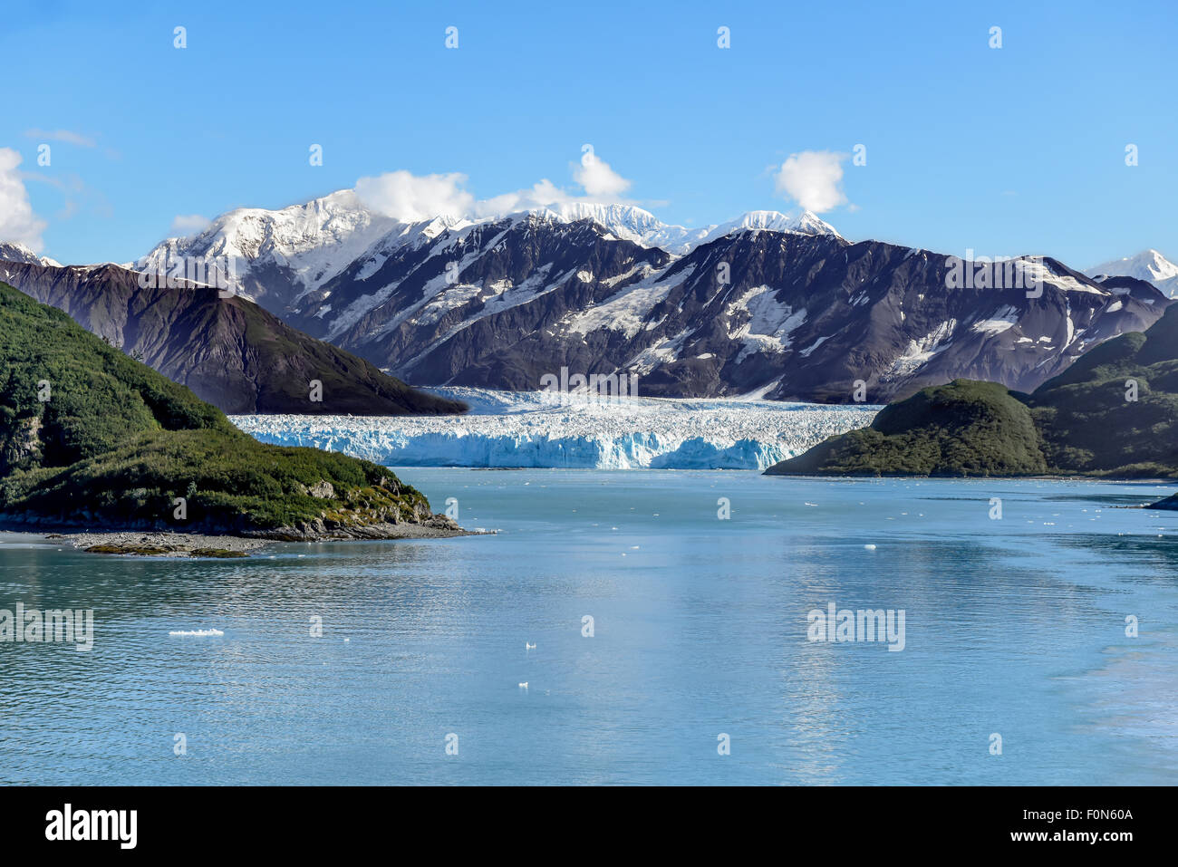 Bateau de croisière Hubbard Glacier Alaska / paquebot de croisière au soleil - Baie de désenchantement dans le territoire du Yukon Canada - jour ensoleillé - réchauffement planétaire et ciel bleu Banque D'Images