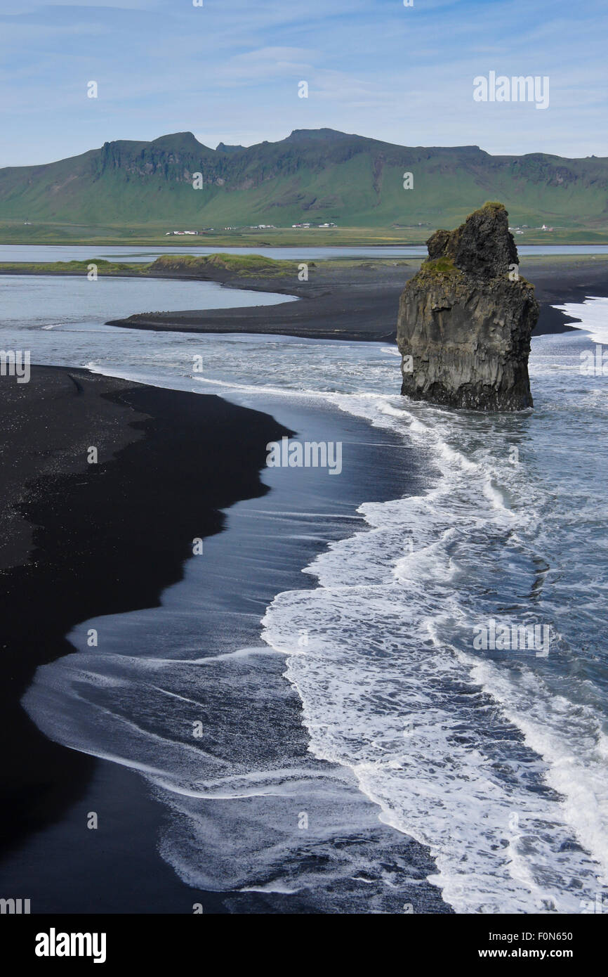 La pile de la mer et plage de sable noir à Dyrholaey, le sud de l'Islande Banque D'Images