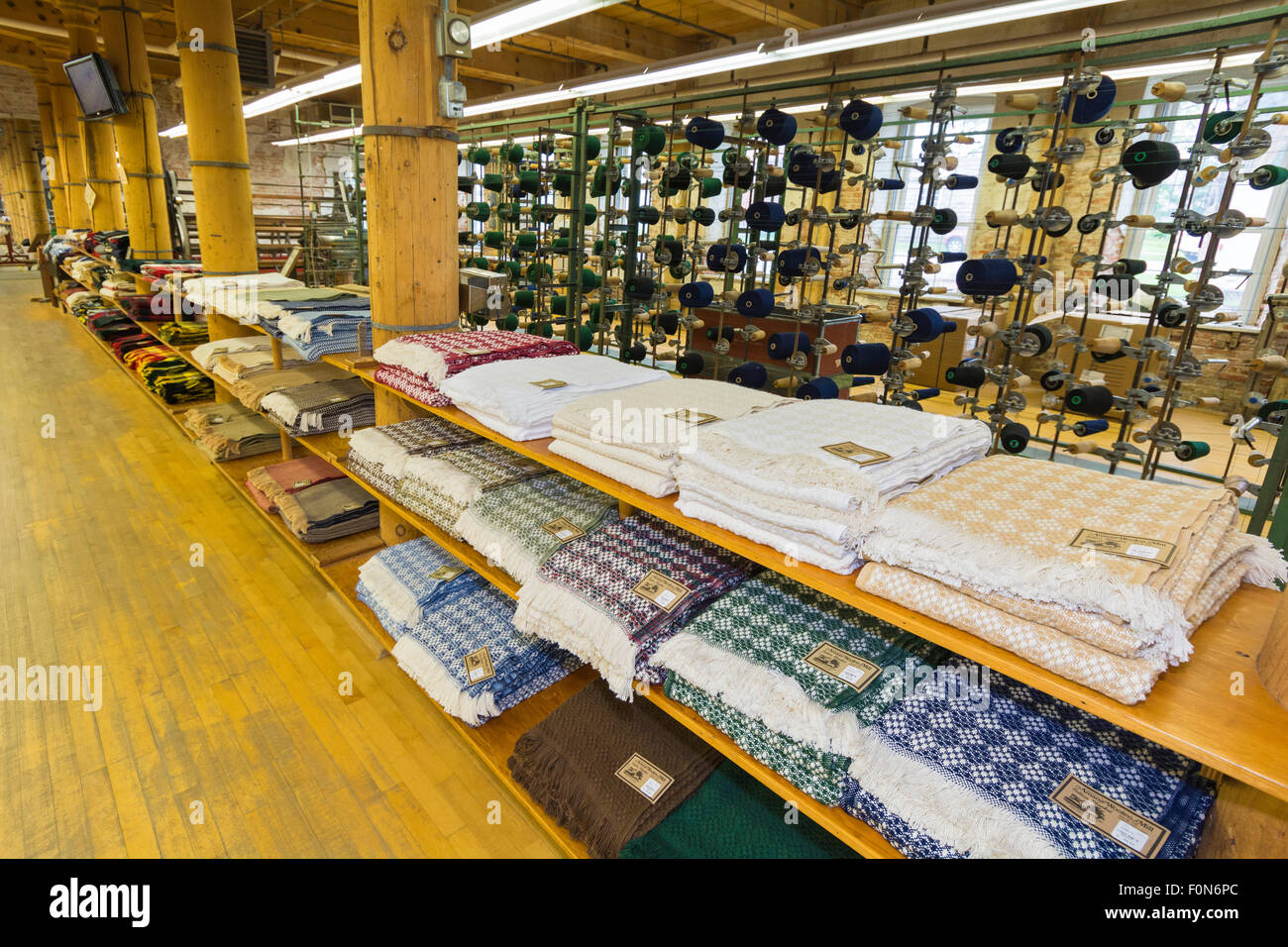 L'Iowa, Amana Colonies, Amana Woollen Mill, de vente des couvertures, l'ourdissage creel en arrière-plan Banque D'Images