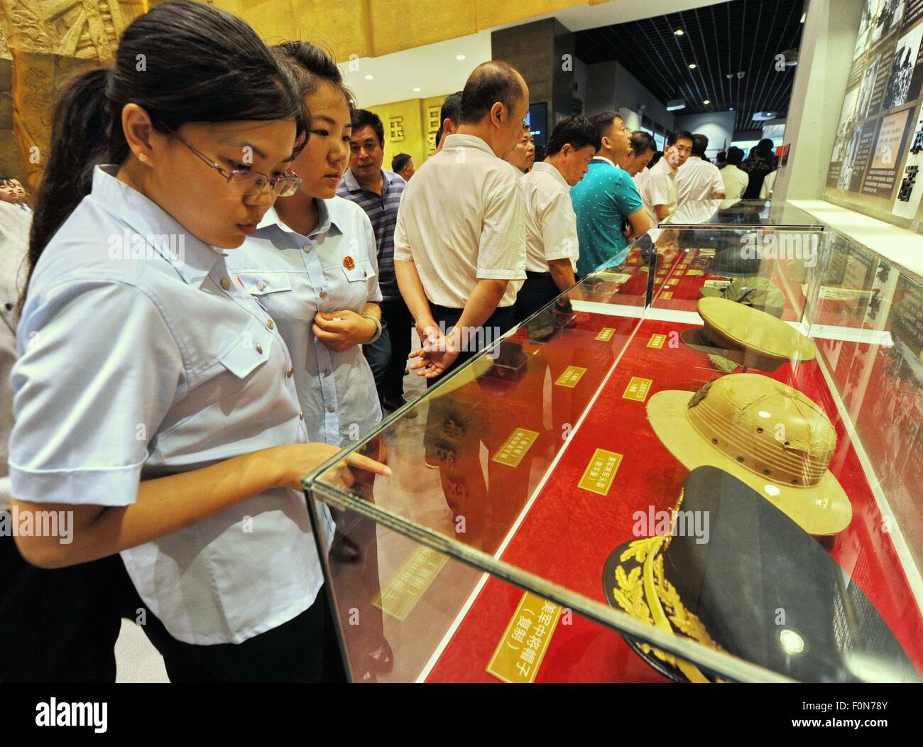 Changchun, Jilin Province de la Chine. Août 18, 2015. Personnes visitent une exposition au premier prisonnier de guerre camp site museum de Liaoyuan du nord-est de la Chine, la province de Jilin, le 18 août 2015. Le musée a ouvert ses portes mardi. Le camp de prisonniers de Liaoyuan a été utilisé par les troupes japonaises en prison 34 prisonniers, dont neuf généraux et sept gouverneurs, des États-Unis, de la Grande-Bretagne et les Pays-Bas à partir de décembre 1944 à août 1945. Credit : Zhang Nan/Xinhua/Alamy Live News Banque D'Images