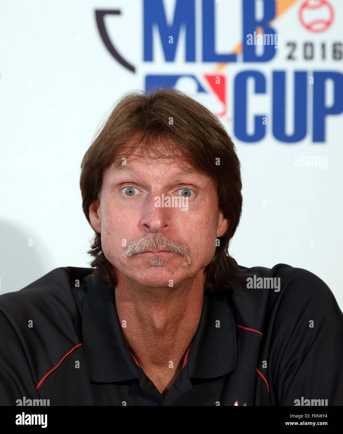 Tokyo, Japon. 18 Aug, 2015. Regarder un match de la MLB. Août 18, 2015. Randy Johnson, le 18 août 2015 - Baseball : Randy Johnson, chef de la direction de l'Arizona Diamondbacks, assiste à l'AIG présente 'MLB CUP 2016" Conférence de presse à Tokyo au Japon le 18 août 2015. Le tournoi de baseball de la Petite Ligue pour le japonais 4e et 5e année les enfants de l'école élémentaire fait partie parrainée par la MLB et l'équipe gagnante sera invité à regarder un match de la MLB. Credit : Motoo Naka/AFLO/Alamy Live News Banque D'Images