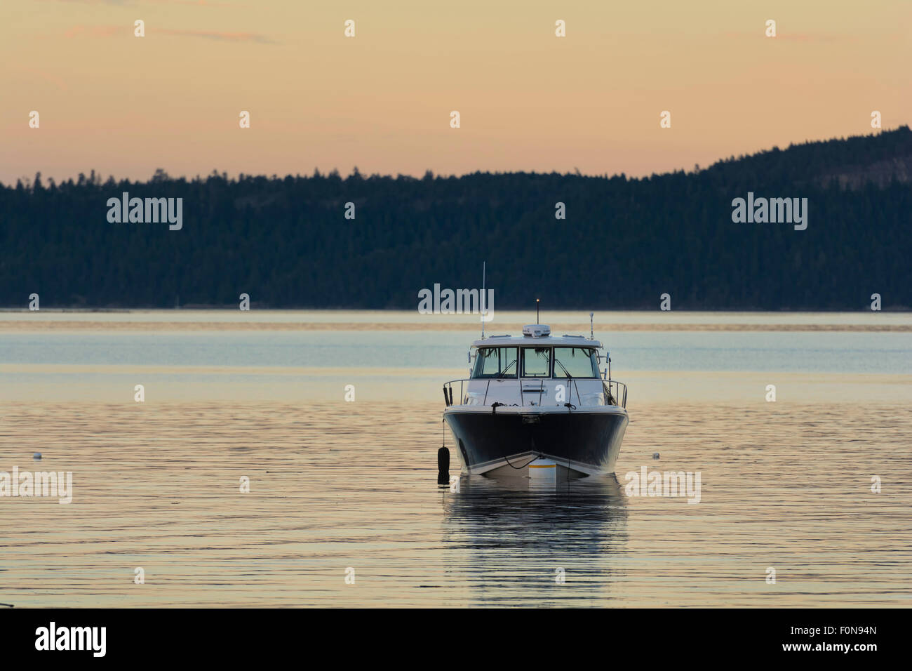 Bateau au coucher du soleil. Banque D'Images