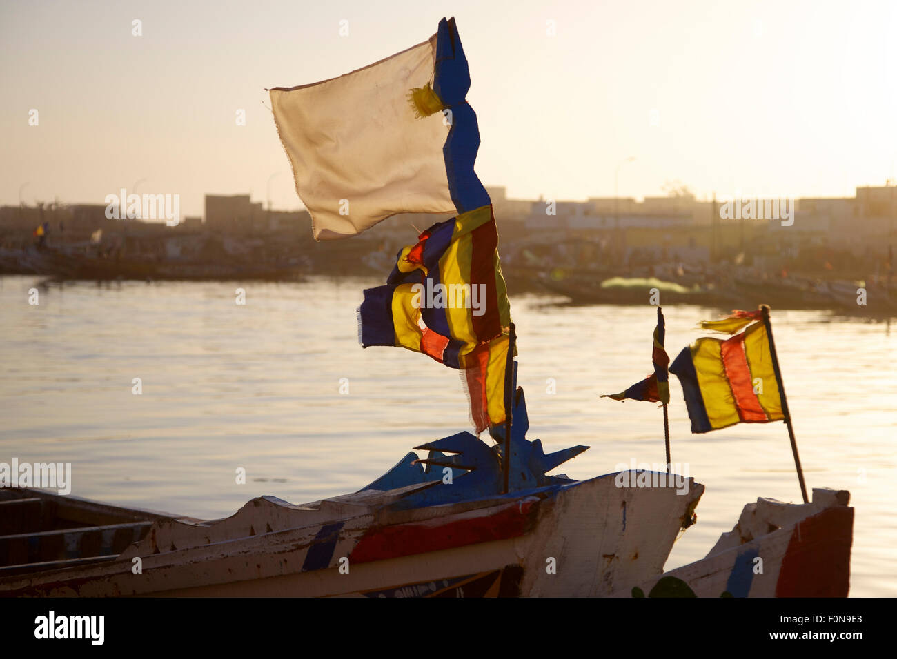 Les drapeaux sur un bateau de pêcheur dans le port de Saint Louis au Sénégal Banque D'Images