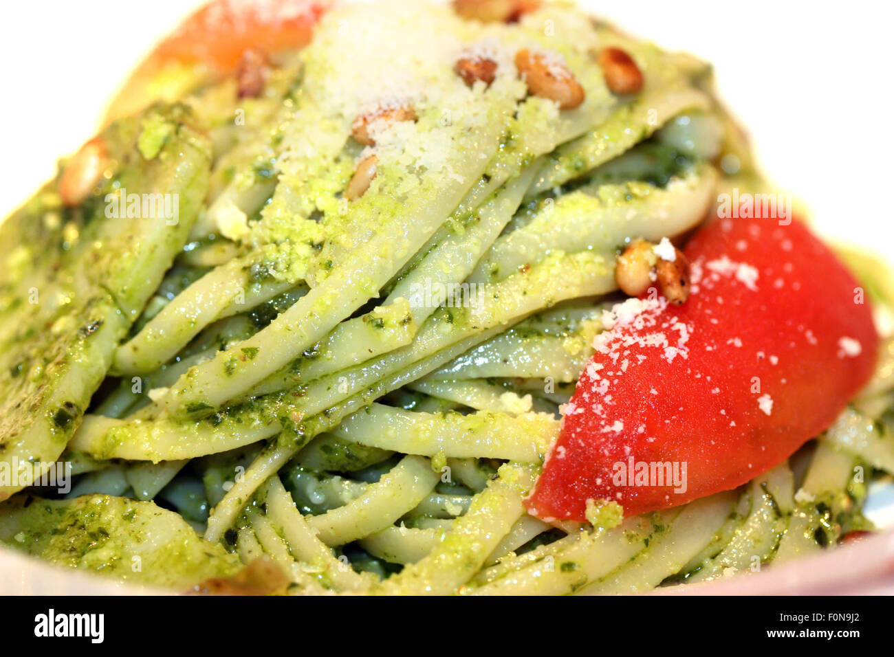 Close up of fettuccine frais avec le fromage, les tomates et les noix de pin Banque D'Images
