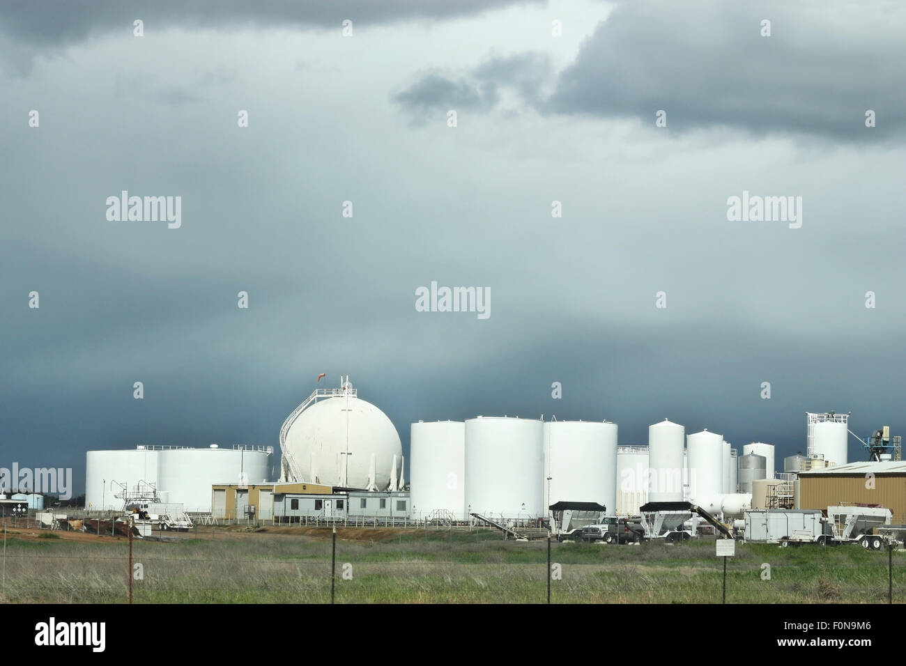 Grande usine industrielle sous ciel nuageux Banque D'Images
