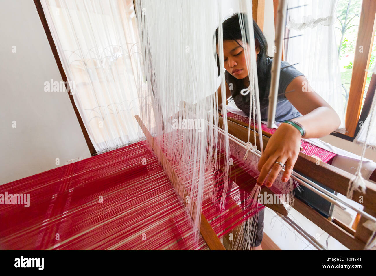 Une femme qui fabrique des tissus de chants au studio Erika Rianti à Bukittinggi, dans l'ouest de Sumatra, en Indonésie. Banque D'Images
