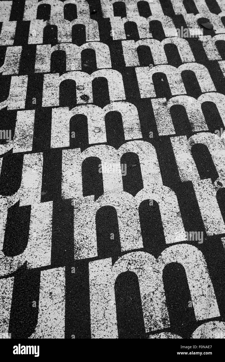 Lettre m blanc contre un crapaud noir à Lisbonne, Portugal. Banque D'Images Lettre m blanc contre un crapaud noir à Lisbonne, Portugal. Banque D'Images
