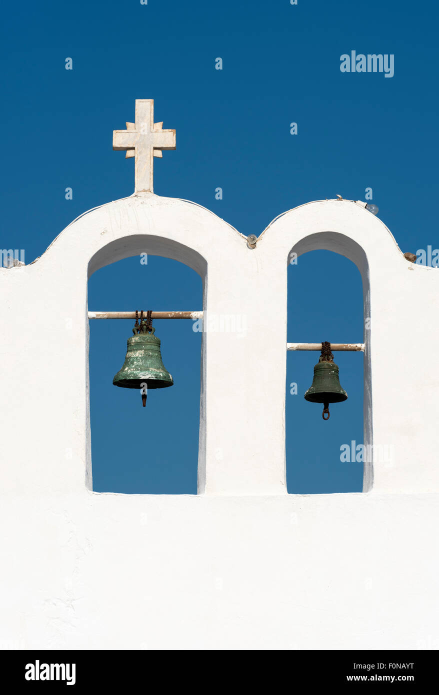 Blanchis à la grecque typique clocher contre le ciel bleu, Agios Georgios (St. George) Église, Oia, Santorin, Grèce Banque D'Images