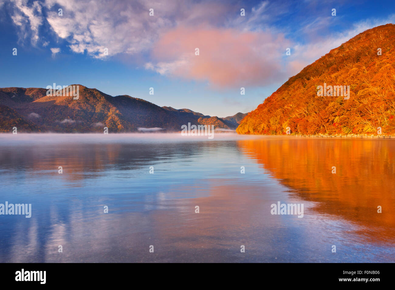 Le lac Chuzenji (Chuzenjiko, 中禅寺湖) près de Nikko au Japon. Photographié sur un beau matin encore en automne. Banque D'Images