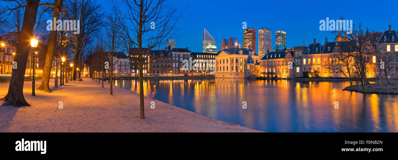 Les édifices du Parlement néerlandais au Binnenhof de tout le Hofvijver pond à La Haye, Pays-Bas la nuit. Banque D'Images