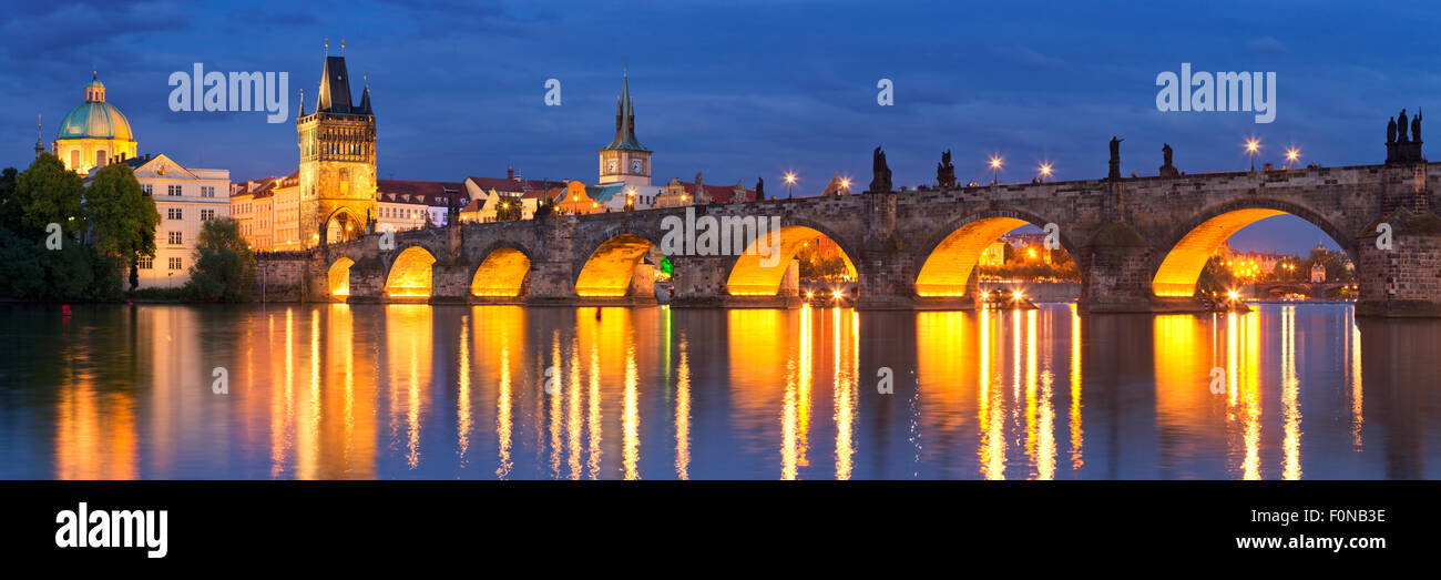 Le Pont Charles sur la Vltava à Prague, République tchèque, photographiés de nuit. Banque D'Images