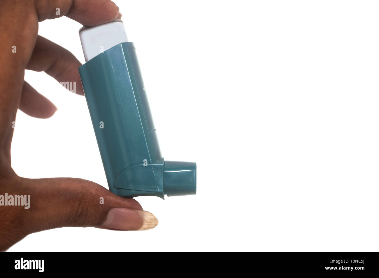 La main avec l'asthme inhalateur isolé sur fond blanc Banque D'Images