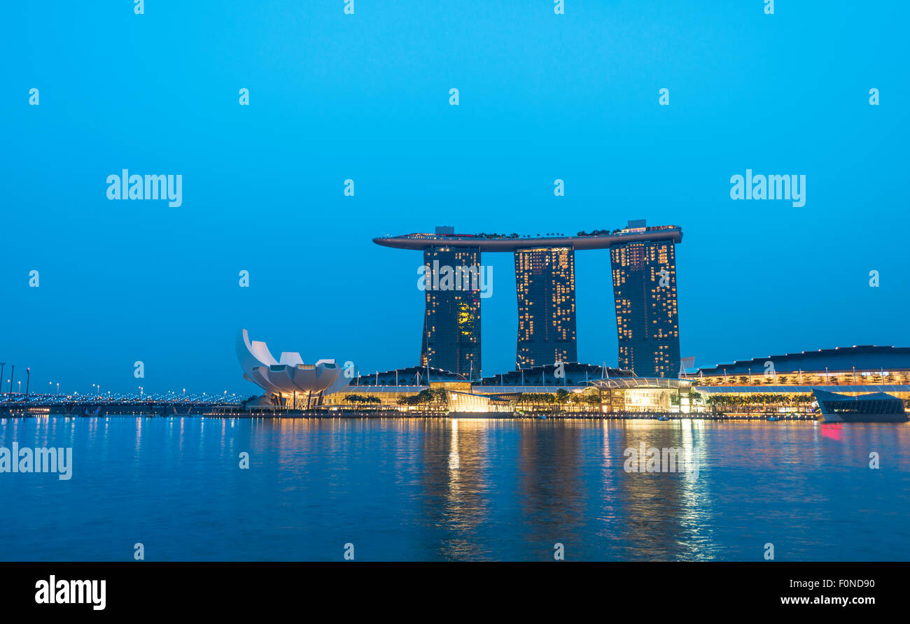 Marina Bay Sands Hotel par la rivière Singapour, au crépuscule, Marina Bay, Singapour Banque D'Images