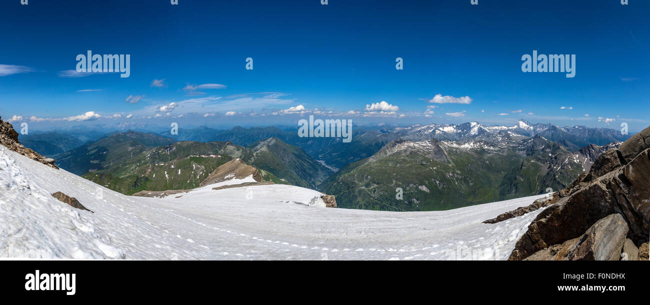 Panorama de montagne neige paysage avec ciel bleu Banque D'Images