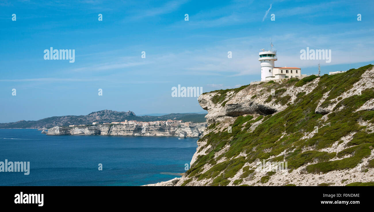 Phare en la côte escarpée, falaises de craie, Bonifacio, Corse, France Banque D'Images