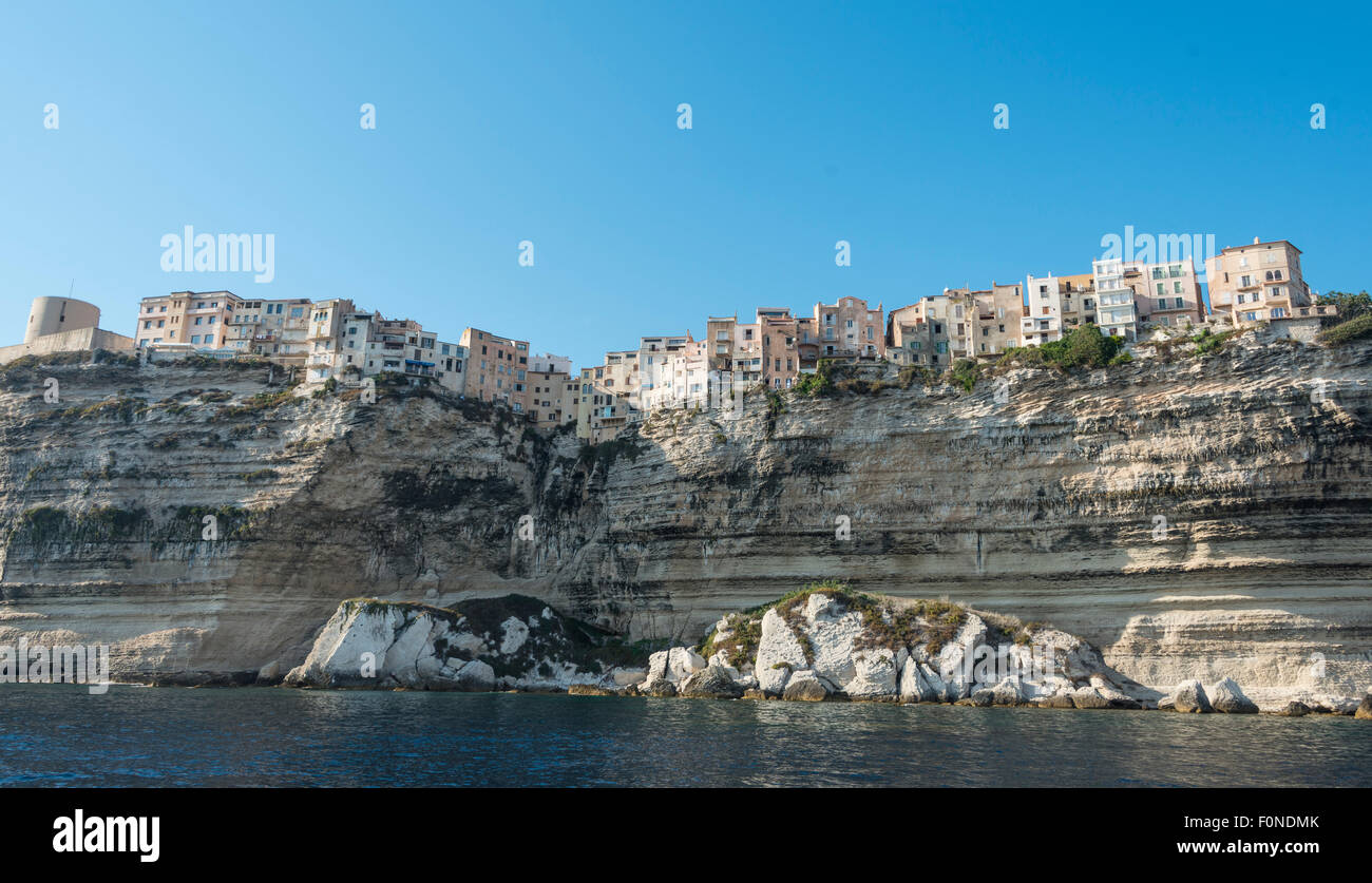 Centre historique par le falaises de craie, Bonifacio, Corse, France Banque D'Images