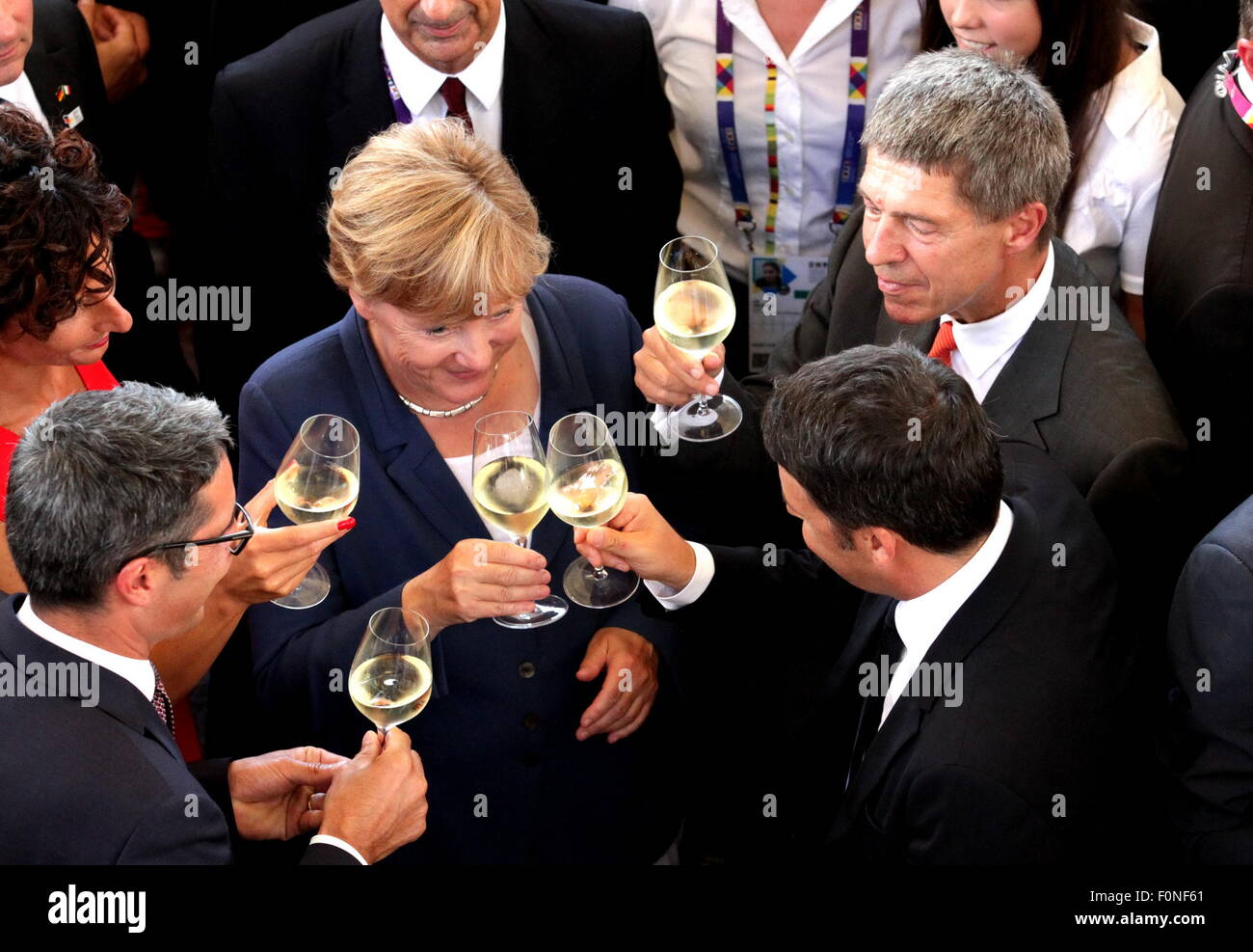Toasts à la chancelière allemande Angela Merkel avec le premier ministre Matteo Renzi avec son mari Joachim Sauer Expo 2015. Milan. L'Italie. 17/08/2015 Banque D'Images
