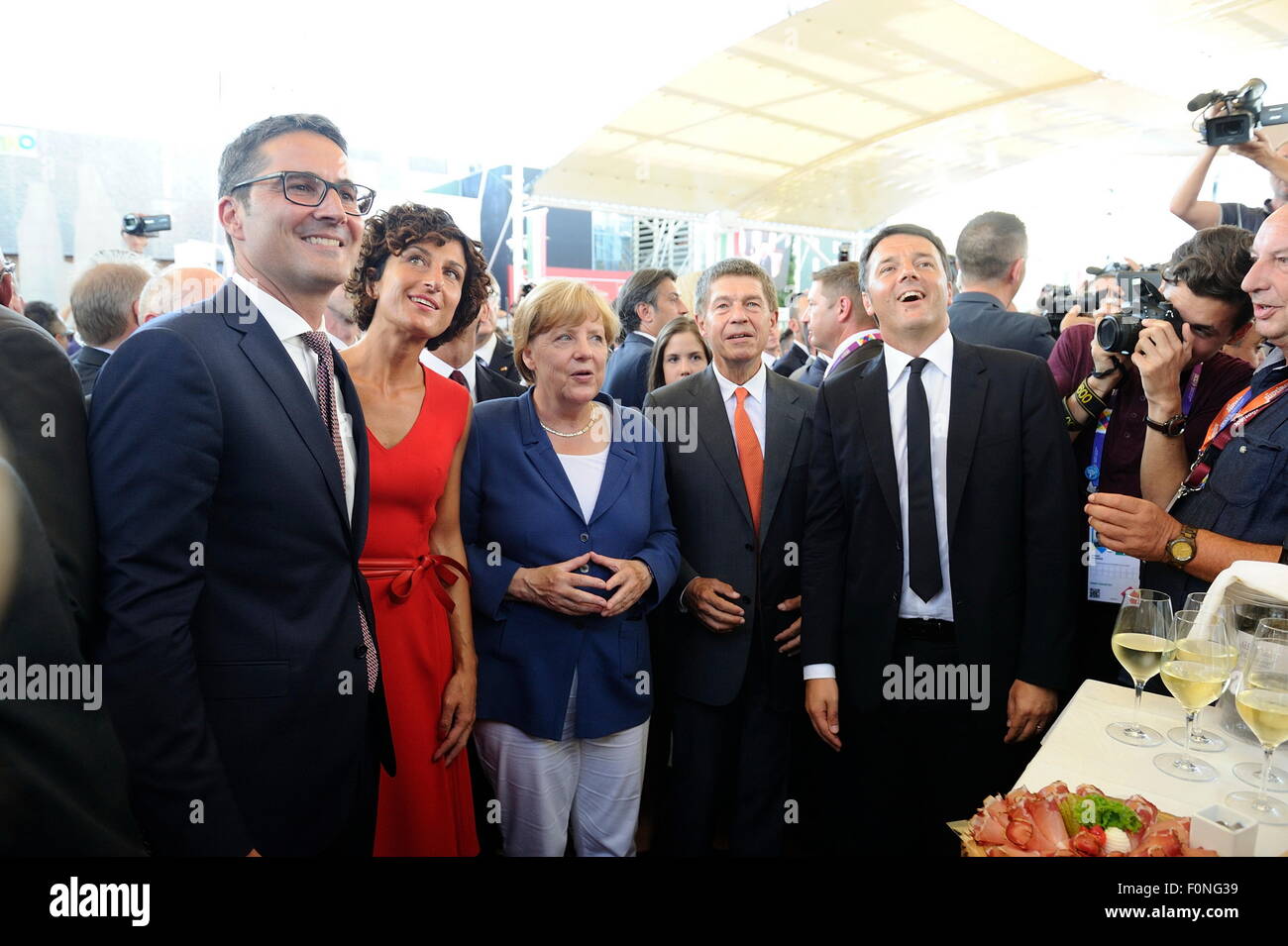 La chancelière Angela Merkel avec son mari Joachim Sauer, le premier ministre Matteo Renzi et l'épouse Agnese Landini . L'Expo 2015. Milan. L'Italie. 17/08/2015 Banque D'Images