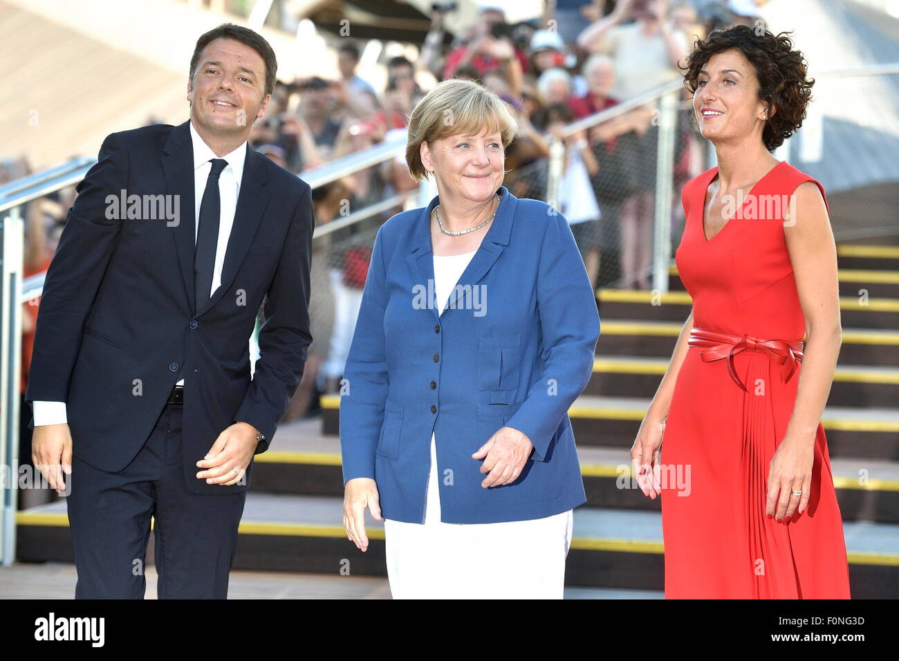 Toasts à la chancelière allemande Angela Merkel avec le premier ministre Matteo Renzi et son épouse Agnese Landini . L'Expo 2015. Milan. L'Italie. 17/08/2015 Banque D'Images